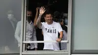 Saat tiba di Bandara Le Bourget, Paris, raut wajah Messi tidak seperti dua hari sebelumnya saat mengucapkan perpisahan dengan Barcelona. Ia pun menyempatkan diri menyapa penggemar dari jendela bandara sambil melambaikan tangan dan juga senyuman. (Foto: AP/Francois Mori)