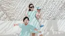 <p>Dress baby blue lengan puff juga dikenakan oleh keduanya. Bahan dari warna alas kaki serupa, Chelsea dengan heels bertali putih, sedangkan Natusha dengan sepatu Crocs putihnya.</p>