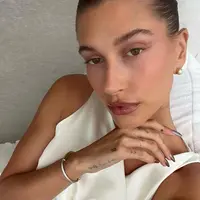 Glazed brownie lips Hailey Bieber. (sumber : Instagram @haileybieber)