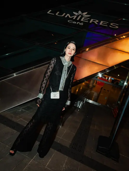 Kebahagiaan tidak hanya karena bisa membawa pulang piala penghargaan dari film yang dibintanginya, tapi juga film tersebut bisa disaksikan publik internasional. [Instagram/laurabas]