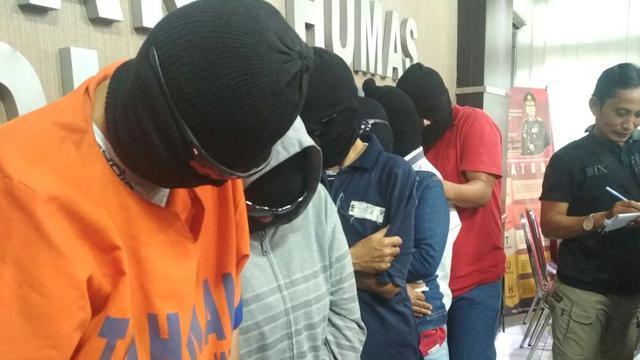 Eko (paling kiri) dan istri bersama tersangka lain