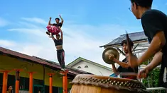 Pemain Barongsai mengikuti latihan persiapan menyambut perayaan Tahun Baru Imlek di Banda Aceh,  Sabtu (21/1/2020). Barongsai dipersiapkan untuk memeriahkan perayaan Tahun Baru Imlek di kota itu yang menandai tahun kelinci. (Chaideer Mahyuddin/Agence France-Presse/AFP)