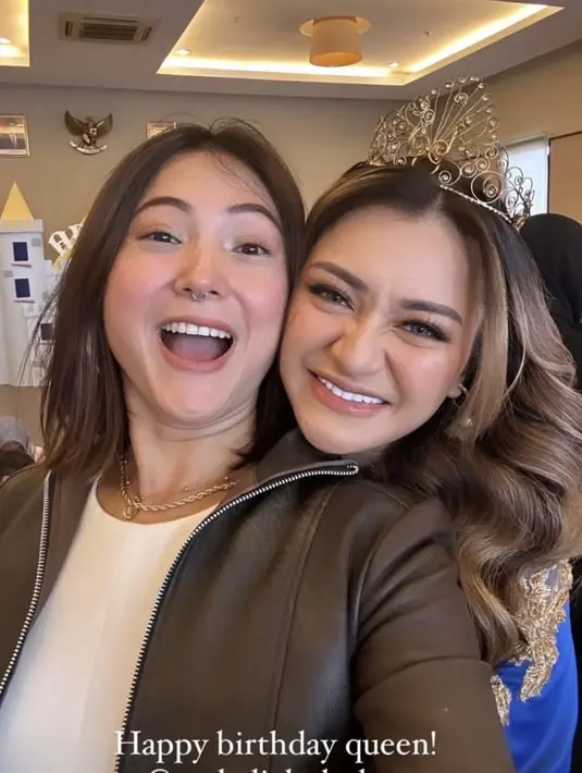 Poppy Sovia hadir mengenakan atasan jaket kulit dipadukan inner putihnya. Serta aksesori kalungnya. [@popsovia]