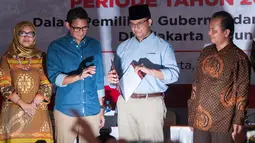 Anies Baswedan dan Sandiaga Salahudin Uno menerima SK dari Ketua KPUD DKI Jakarta Sumarno di KPUD, Jakarta, Jumat (5/5). Penetapan dilakukan setelah keduanya memenangkan Pilgub DKI 2017. (Liputan6.com/Gempur M Surya)