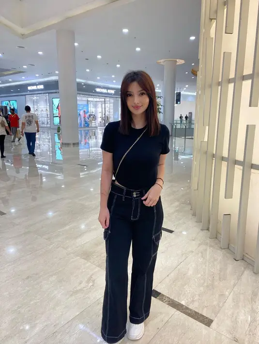 Sama seperti sang sepupu Zaskia dan Shireen Sungkar, Sarah Samantha kini mulai terjun ke dunia hiburan, lho! (FOTO: instagram.com/saraminti)