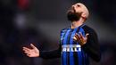 Gelandang Inter Milan, Borja Valero, tampak kecewa usai gagal mengalahkan Lazio pada laga Serie A, Italia di Stadion Giuseppe Meazza, Milan, Sabtu (30/12/2017). Inter Milan ditahan imbang 0-0 oleh Lazio. (AFP/Marco Bertorello)