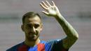Bomber anyar Barcelona, Paco Alcacer, tampak sumringah saat diperkenalkan kepada publik Nou Camp. Pria 23 tahun itu menandatangani kontrak bersama Barca berdurasi lima musim. (AFP/Lluis Gene)