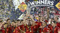 Timnas Spanyol berhasil meraih trofi juara UEFA Nations League 2022/2023, setelah sukses mengalahkan Kroasia lewat adu penalti dengan skor 5-4 di Stadion Feijenoord, Rotterdam, Senin (19/6/2023) dini hari WIB. Penentuan pemenang dilakukan lewat adu penalti, karena kedua tim bermain 0-0 selama 120 menit. (AFP/John Thys)
