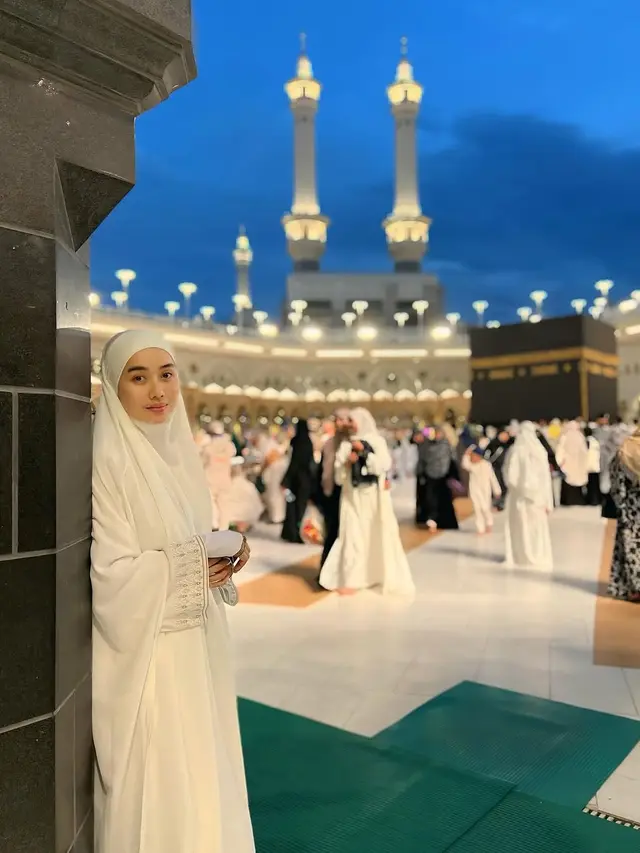 7 Potret Artis Lebaran 2025 di Tanah Suci, Bella Saphira hingga Adipati Dolken