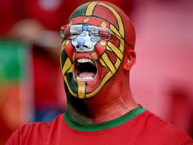 Aksi suporter Portugal saat laga persahabatan antara Portugal melawan Estonia di Stadion Luz, Lisbon, Portugal, (8/6/2016). (AFP/Patricia De Melo Moreira)