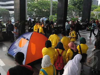 Puluhan mahasiswa yang tergabung dalam Badan Eksekutif Mahasiswa Universitas Indonesia (BEM UI) menggelar aksi dengan mendirikan tenda di depan Kantor Komisi Pemberantasan Korupsi (KPK) Jakarta, Selasa (27/1/2015). (Liputan6.com/Herman Zakharia)