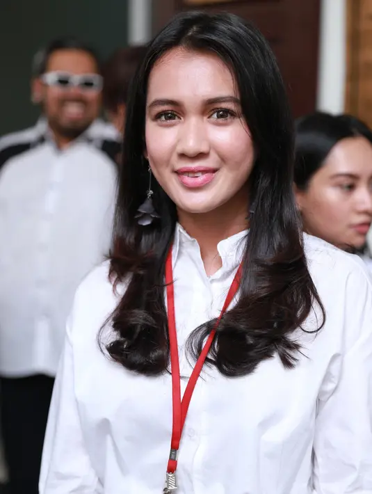Senyum pemeran sinetron Bidadari 3 Dhea Annisa saat di PN Jakarta Selatan saat akan menjadi saksi dalam kasus kehilangan kamera. (Adrian Putra/Bintang.com)