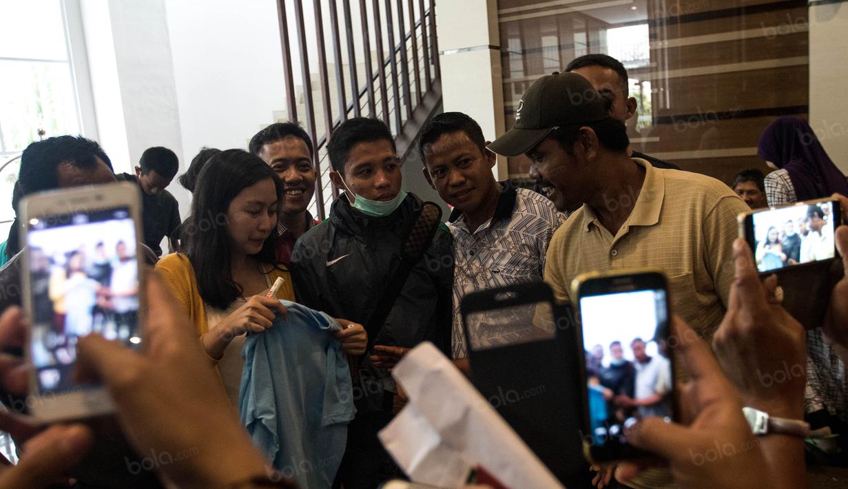 Gelandang Timnas Indonesia, Evan Dimas, menyapa warga jelang keberangkatan menuju Vietnam di Hotel Lor In, Jawa Barat, Minggu (4/12/2016). (Bola.com/Vitalis Yogi Trisna)