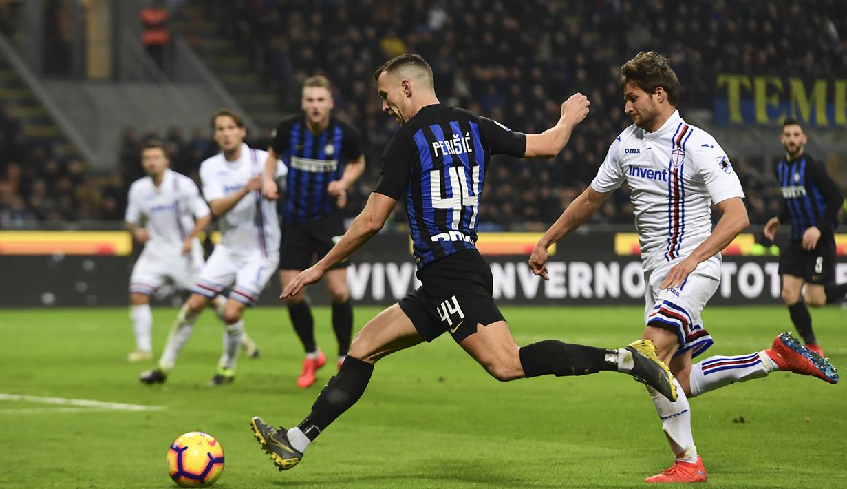 Ivan Perisic melepaskan umpan pada laga lanjutan Liga Italia Serie A yang berlangsung di stadion Giuseppe Meazza, Milan, Senin (18/2). Inter Milan menang 2-1 atas Sampdoria. (AFP/Miguel Medina)