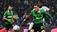 Bek Sassuolo asal Indonesia, Jay Idzes, berduel memperebutkan bola dengan penyerang Inter Milan asal Prancis bernomor 9, Marcus Thuram, dalam pertandingan Serie A Italia antara Sassuolo dan Inter Milan di Stadion Mapei, Reggio Emilia, Italia, pada 8 Februari 2026. (Piero CRUCIATTI / AFP)