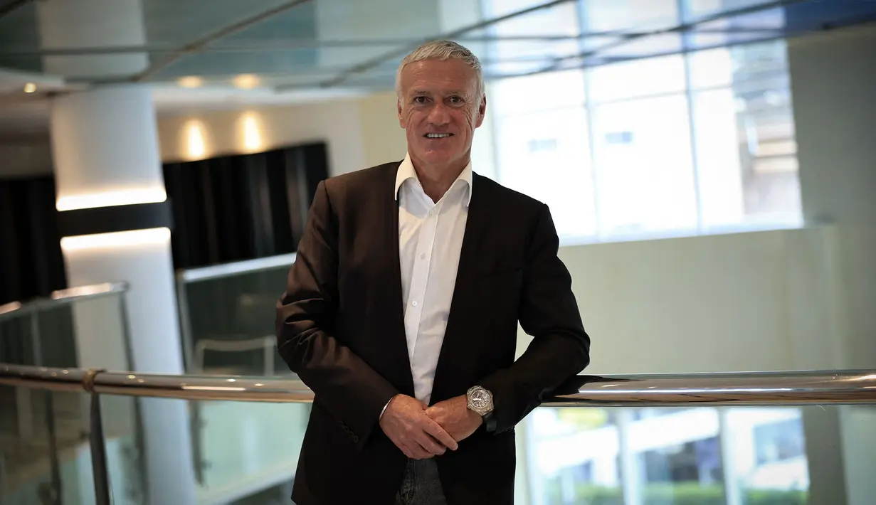 Didier Deschamps pernah membawa Timnas Prancis memenangi Piala Dunia 2018. Namun, catatan gemilang tersebut tak mampu diulangi saat perhelatan Euro 2020. Les Bleus harus tersingkir di babak 16 besar. Deschamps tercatat sebagai pelatih dengan gaji tertinggi ketiga di Piala Dunia Qatar, yaitu 3,2 juta pound per tahun. (AFP/Valery Hache)