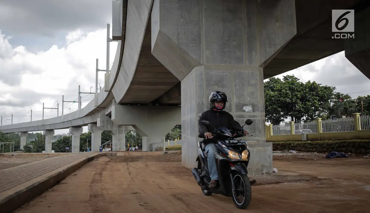 Pengendara motor melintasi lahan yang dijadikan park and ride untuk stasiun MRT (Moda Raya Terpadu) Lebak Bulus, Jakarta, Selasa (20/3). Dua stasiun MRT dilengkapi dengan park and ride untuk fasilitas penumpang. (Liputan6.com/Faizal Fanani)