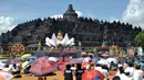 <p>Suasana saat umat Buddha melaksanakan rangkaian perayaan Tri Suci Waisak 2566 BE/2022 di Candi Borobudur, Magelang, Jawa Tengah, Senin (16/5/2022). Setelah sempat ditiadakan selama dua tahun akibat pandemi COVID-19, perayaan Tri Suci Waisak kembali digelar dan diikuti ribuan umat Buddha dari berbagai daerah secara khidmat. (merdeka.com/Iqbal S. Nugroho)</p>