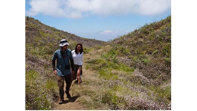 7 Potret Naomi Zaskia saat Ikut Mendaki Gunung Prau, Semangat Banget