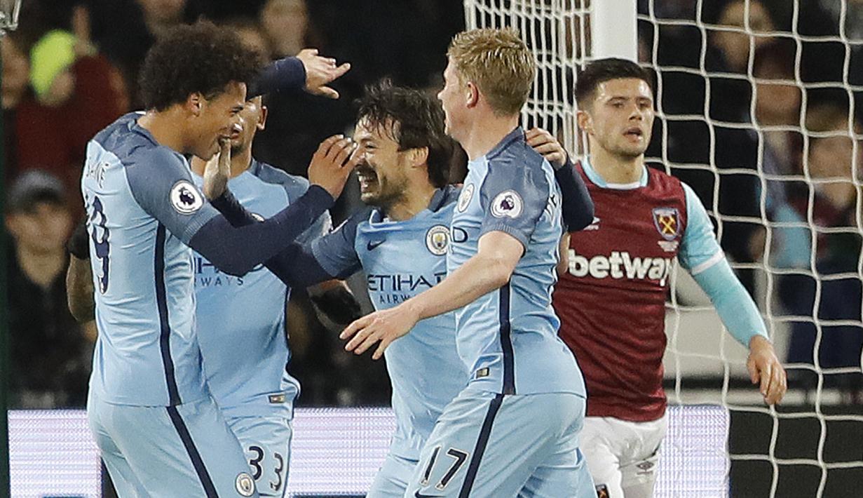 David Silva (tengah) membantu Manchester City mengalahkan West Ham dengan satu golnya pada lanjutan Premier League di Olympic Stadium, London. (1/2/2017). (AP/Frank Augstein)
