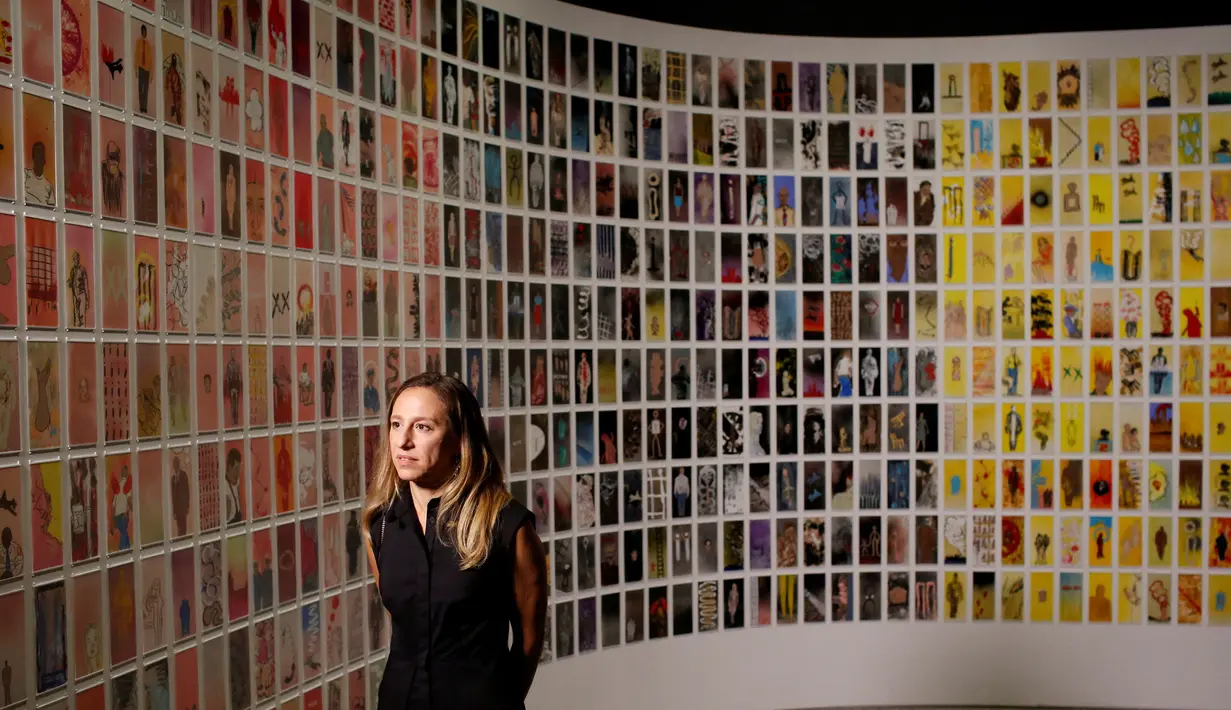 Seniman Manju Shandler berdiri di depan karya lukisnya yang berjudul 'Gesture' yang dipamerkan di National September 11 Memorial and Museum, Manhattan, AS (1/9). Pameran ini akan dibuka untuk umum pada 12 September mendatang. (REUTERS/Andrew Kelly)