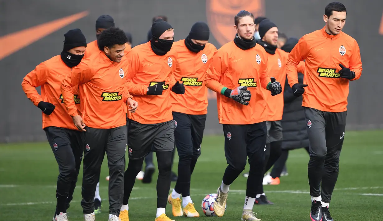 Para pemain Shakhtar Donetsk berlari bersama saat latihan jelang laga Liga Champions di Kiev, Senin (30/11/2020). Shakhtar Donetsk akan berhadapan dengan raksasa Spanyol, Real Madrid. (AFP/Sergei Supinsky)