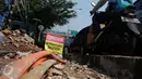 Kondisi instalasi kabel jaringan bawah tanah di Jalan TB Simatupang, Jakarta, Kamis (1/9). Pengguna jalan melintas di sisi lokasi pengerjaan peningkatan dan pelebaran serta saluran dekat pintu tol Lenteng Agung 2. (Liputan6.com/Helmi Fithriansyah)