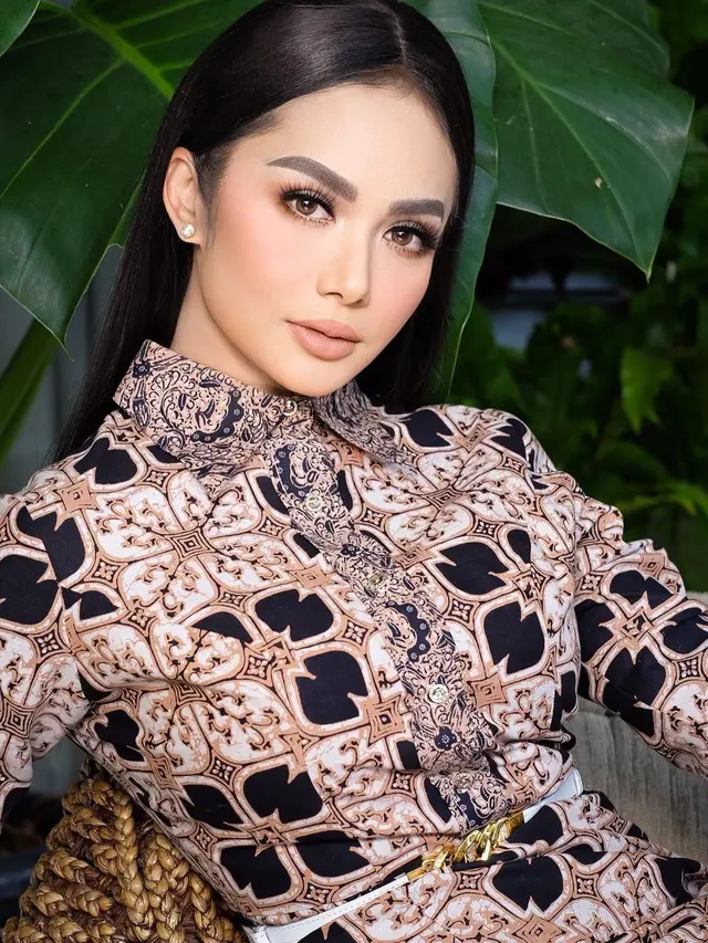 7 Gaya Busana Krisdayanti saat Pakai Batik, Tetap Elegan
