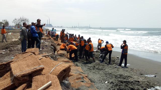 Menguji Kesaktian Sabut Kelapa Di Pantai Selatan Cilacap