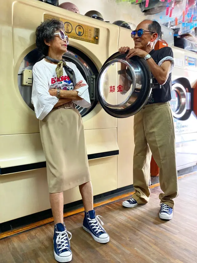 6 Gaya Suami Istri 80 Tahun Pakai Baju Bekas Laundry Ini Curi Perhatian