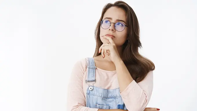 Seorang perempuan berkacamata tampak sedang berpikir (Foto Dok: Freepik/ cookie_studio)