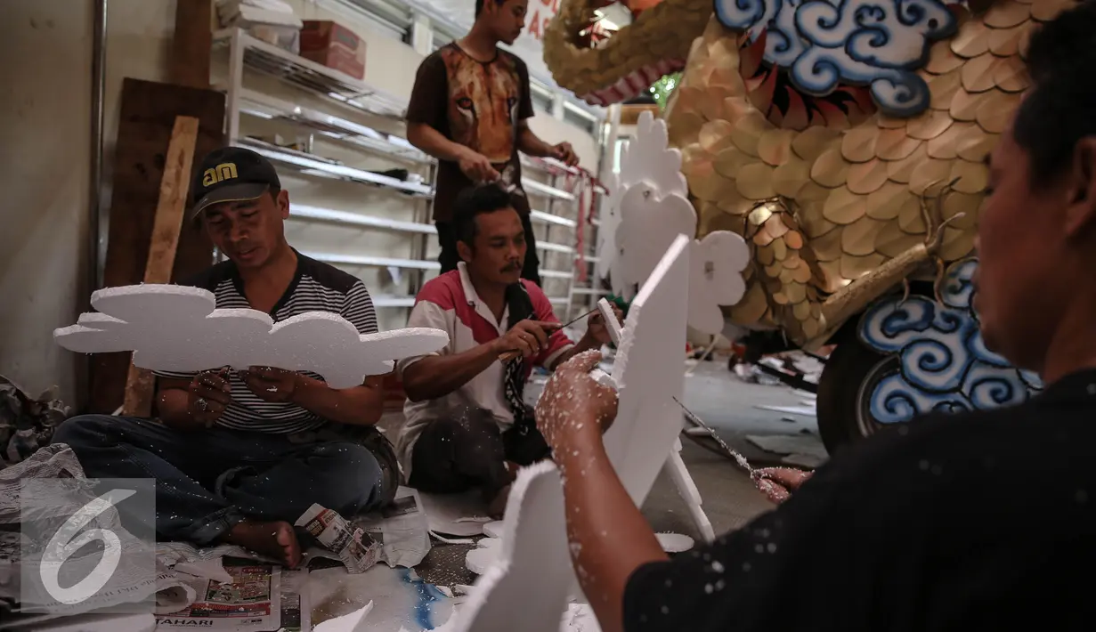 Sejumlah pekerja menyelesaikan hiasan mobil Naga di Vihara Saddhapala, Jakarta, Jumat (22/4/2016). Persiapan tersebut dilakukan untuk Pindapata Gema Waisak 2560 BE pada tanggal 24 April di Kota Tua. (Liputan6.com/Faizal Fanani)