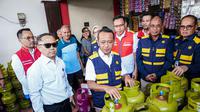 Menteri ESDM RI, Bahlil Lahadalia, yang melakukan tinjauan langsung ke salah satu pangkalan LPG 3 Kg di Surabaya pada Selasa (25/3/2025). Dok PPN