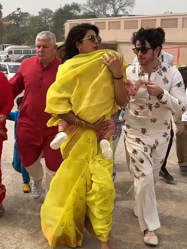 Potret Priyanka Chopra Dibalut Sari Kuning saat Datang ke Kuil. [@priyankachopra]