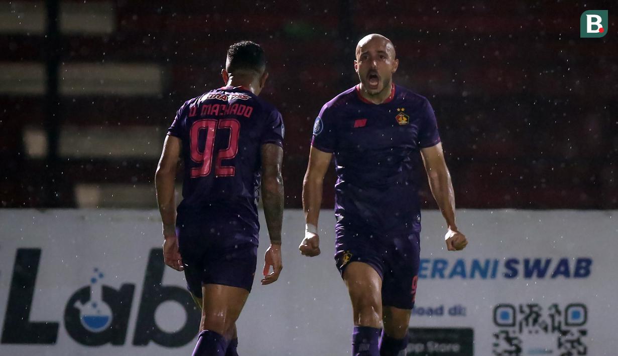 Gawang Arema FC malah kebobolan lebih dahulu pada menit ke-31 lewat kerjasama Tinga alias Dionatan Machadho yang melepas umpan terobosan menggiurkan kepada Youssef Ezzejjari. (Bola.com/Bagaskara Lazuardi)