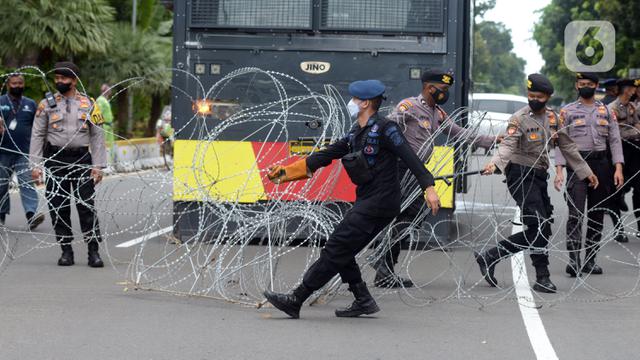 FOTO: Unjuk Rasa Buruh Tuntut Pencabutan UU Cipta Kerja