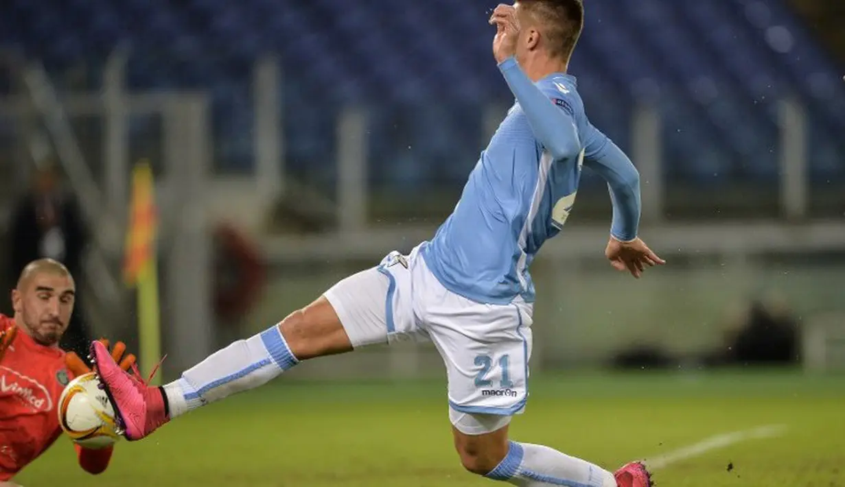 Pemain Lazio Sergej Milinkovic-Savic (R) berebut bola dengan kiper St Etienne's  Stephane Ruffier dalam Laga Liga Europa UEFA antara Lazio vs Saint Etienne di Stadion Olympic Roma, Jumat(2/10/2015). Lazio menang tipis 3-2. AFP Photo / Andreas Solaro