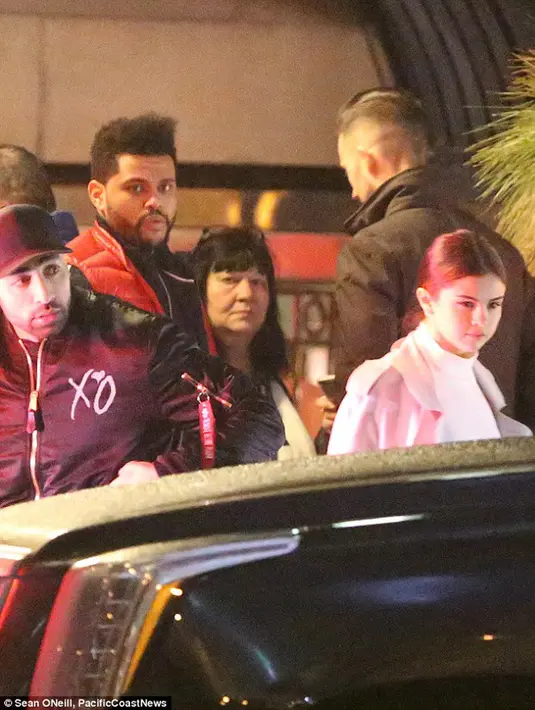 Seperti yang terlihat dalam unggahan di akun media sosial milik The Weeknd, ia menunjukkan tengah bersama Selena dan menikmati pemandangan ubur-ubur di akuarium besar.  (doc. Daily Mail)