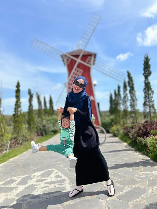 Keduanya pun berbahagia bersama di mana Moana juga nampak ceria. Dalam unggahannya, Ria Ricis menyinggung soal menjadi teman baik Moana. [Foto: Instagram/riaricis1795]