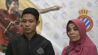 Pesepak bola Indonesia, Evan Dimas, didampingi sang ibunda, Ana Darmono, menggelar jumpa pers jelang keberangkatannya ke Spanyol di Kemenpora, Jakarta, Selasa (2/2/2016). (Bola.com/Vitalis Yogi Trisna