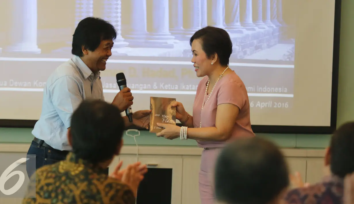Alumni Monash University Dosen dan Lektor kepala UI, Ibnu Wahyudi memberikan buku puisinya ke Direktur Program dan Produksi SCTV, Harsiwi Achmad saat acara  diskusi  di SCTV tower, Jakarta, Sabtu (16/4). (Liputan6.com/Herman Zakharia)