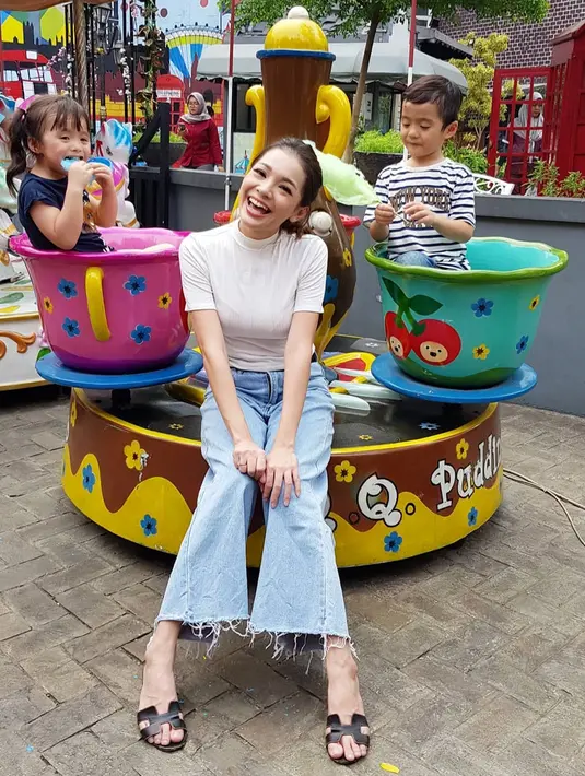 Maya suka mengenakan kaus dengan perpaduan jeans. Tanpa polesan makeup, Maya terlihat natural dan tetap memesona. (Liputan6.com/IG/@mayaseptha7)