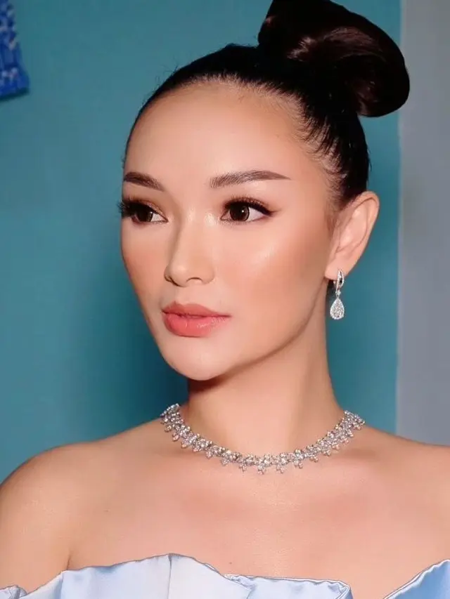 7 Potret Terbaru Zaskia Gotik yang Kini Kembali Tampil di Atas Panggung