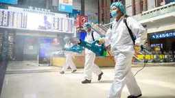 Para staf mendisinfeksi aula Stasiun Kereta Api Beijing, China (18/6/2020). Menyusul peningkatan tanggap darurat COVID-19 dari Level III ke Level II di Beijing, Stasiun Kereta Api Beijing melakukan langkah-langkah ketat untuk mengendalikan penyebaran epidemi COVID-19. (Xinhua/Chen Zhonghao)