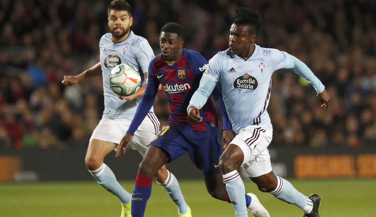 Penyerang Barcelona, Ousmane Dembele (tengah) membawa bola dari kawalan dua pemain Celta Vigo, Joseph Aidoo dan Okay Yokuslu  pada pertandingan lanjutan La Liga Spanyol di stadion Camp Nou (9/11/2019). Barcelona menang telak 4-1 atas Vigo. (AP Photo/Joan Monfort)