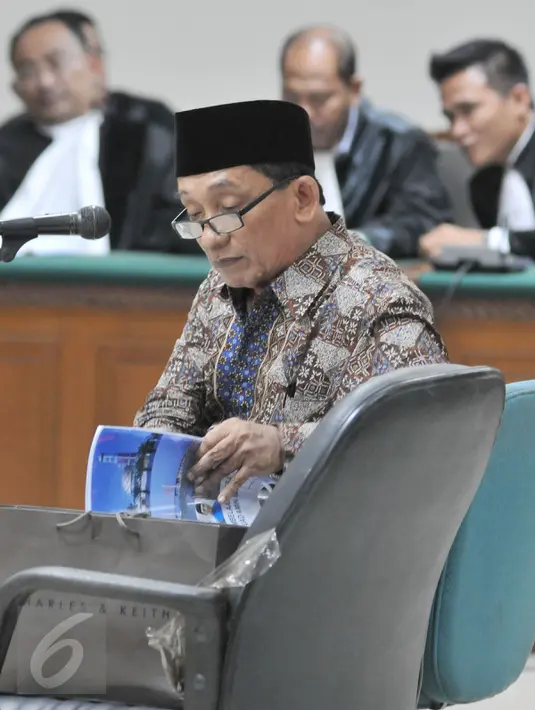Terdakwa mantan Bupati Bangkalan Fuad Amin Imron menjalani sidang lanjutan dengan agenda pembacaan pembelaan (pledoi) di Pengadilan Tipikor, Jakarta, Kamis (8/10/2015). Fuad Amin meminta hakim mengadili seadil adilnya. (Liputan6.com/Andrian M Tunay)