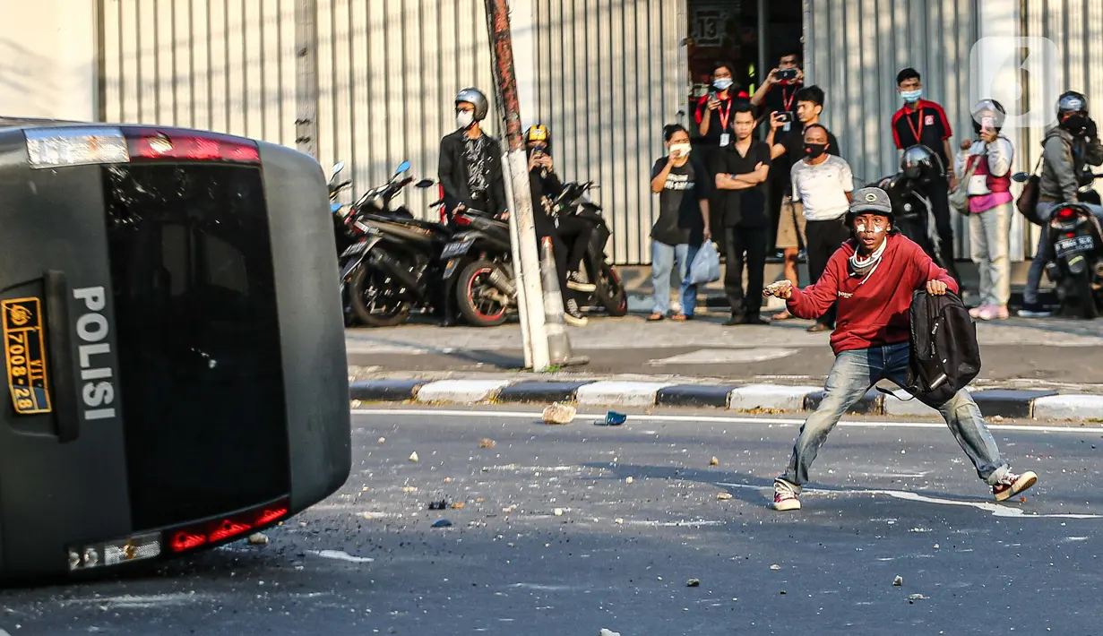 Massa terlibat bentrok dengan aparat kepolisian di kawasan Pejompongan, Jakarta, Rabu (7/10/2020). Belum bisa dipastikan apakah aksi tersebut berkaitan dengan isu aksi penolakan pengesahan UU Omnibus Law Cipta Kerja. (Liputan6.com/Faizal Fanani)