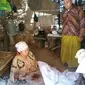 Rahman, pegiat batik Klampar, sedang menyaksikan pembuatan batik motif Sarimi. (Liputan.com/musthofa Aldo)