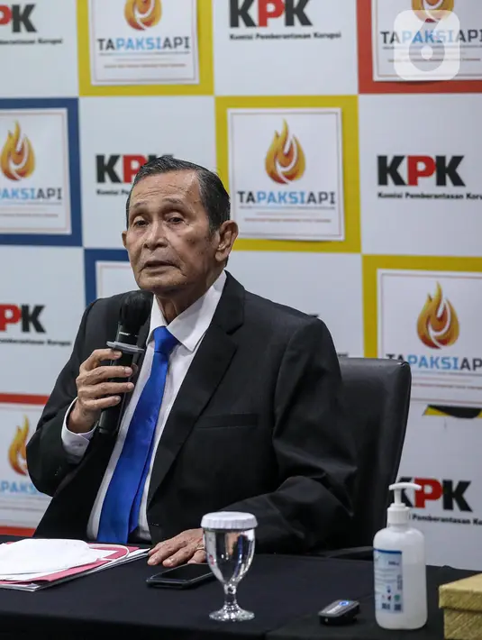 Ketua Dewas KPK Tumpak Hatorangan Panggabean memberikan keterangan usai persidangan  dugaan pelanggaran etik Wakil Ketua KPK Lili Pintauli Siregar di Gedung Pusat Edukasi Antikorupsi KPK, Jakarta, Senin (10/7/2022). Surat pengunduran diri Lili Pintauli sudah diterima Presiden Jokowi. (Liputan6.com/Faizal Fanani)