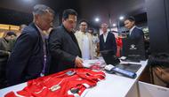 Ketua Umum PSSI, Erick Thohir, didampingi Sekjen PSSI, Yunus Nusi, melihat detail jersey Timnas Indonesia yang baru saja diluncurkan oleh Kelme di Stadion Utama Gelora Bung Karno (SUGBK) Senayan, Jakarta, Kamis (12/3/2026). (Bola.com/Bagaskara Lazuardi)